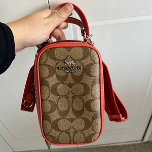 The perfect on-the go cross body. Fits your cards, phone and extras.